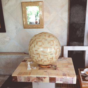 mesa con bola de marmol