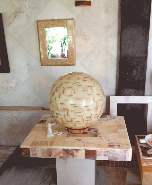 mesa con bola de marmol