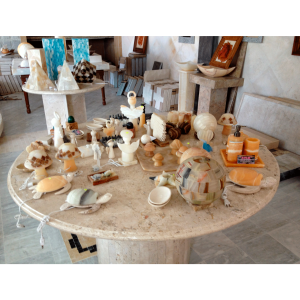 mesa con accesorios marmol