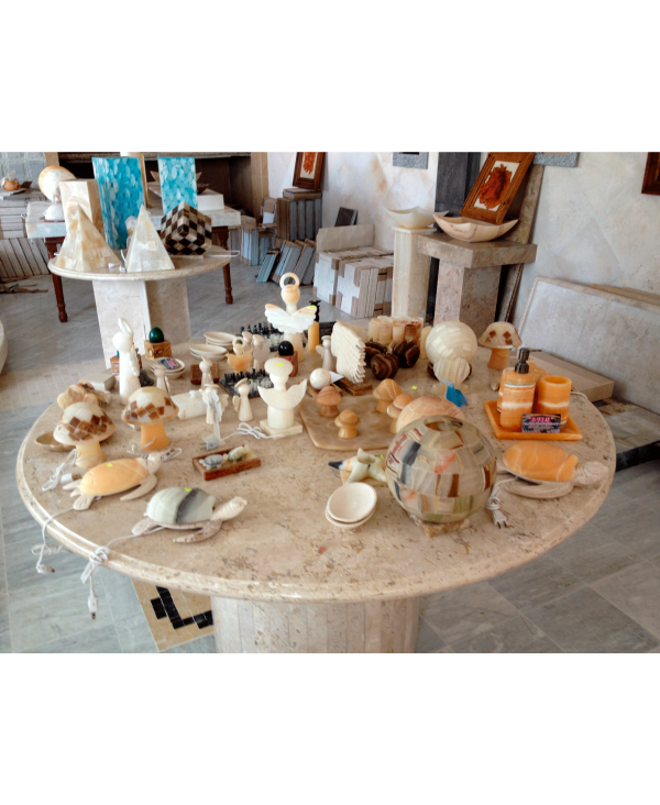 mesa con accesorios marmol